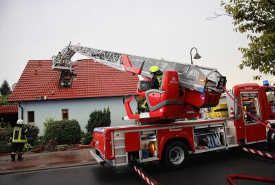 Brandis: Dach brennt nach Blitzeinschlag - In Brandis ist ein Blitz in ein Haus eingeschlagen. Foto: Christian Grube