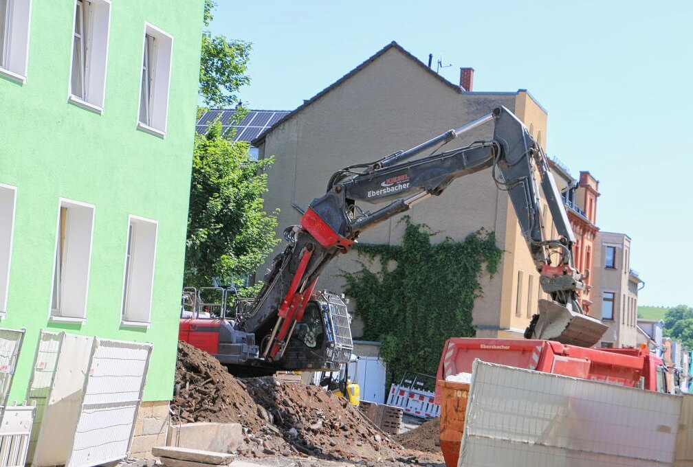 Brandruine in Reichenbach wird abgerissen - Das Brandhaus in Reichbach wird abgerissen - es gab zwei Tote. Foto: Simone Zeh