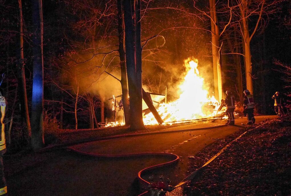 Brandstifter fackelt Schuppen und Gartenhütte in Olbernhau ab - Gegen 3 Uhr wurde die Feuerwehr zu einem brennenden Schuppen gerufen. Foto: B&S