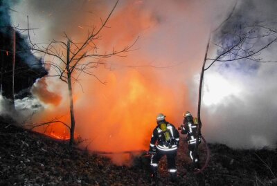 Brandstifter fackelt Schuppen und Gartenhütte in Olbernhau ab - Der Schuppen brannte vollständig aus. Foto: B&S