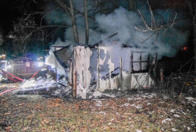 Kurz Zeit später brannte eine Gartenhütte ab. Foto: B&S