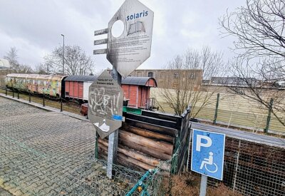 Brandstifter zündeln am Chemnitzer Spielemuseum - Am Spielemuseum hatten Unbekannte einen Papiercontainer angezündet. Foto: Harry Härtel