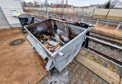 Brandstifter zündeln am Chemnitzer Spielemuseum - Am Spielemuseum hatten Unbekannte einen Papiercontainer angezündet. Foto: Harry Härtel
