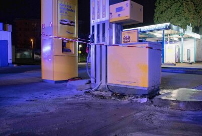Brandstiftung an Freiberger Tankstelle: Unbekannte zünden Mülltonne an - In Freiberg zündeten Unbekannte einen Papierkorb an. Foto: Marcel Schlenkrich