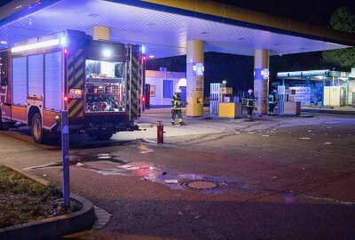 Brandstiftung an Freiberger Tankstelle: Unbekannte zünden Mülltonne an - Feuerwehr musste Feuer an Zapfsäule löschen. Foto: Marcel Schlenkrich