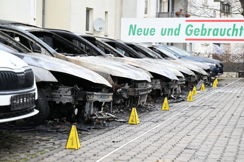 Brandstiftung an mehreren Fahrzeugen eines Autohauses - Zu einer Brandstiftung kam es auf dem Gelände eines Leipziger Autohauses. Foto: Anke Brod