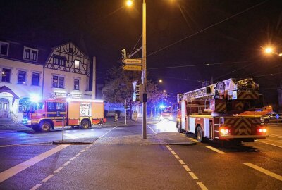Brandstiftung? Flammen in Dresdner Mehrfamilienhaus - Gestern Abend brannte in einem Dresdner Mehrfamilienhaus Unrat. Foto: Roland Halkasch