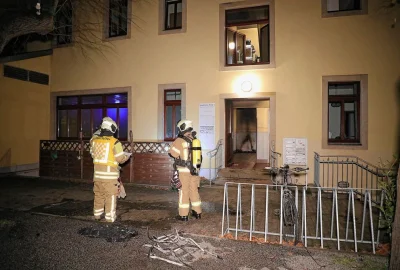 Brandstiftung? Flammen in Dresdner Mehrfamilienhaus - Gestern Abend brannte in einem Dresdner Mehrfamilienhaus Unrat. Foto: Roland Halkasch