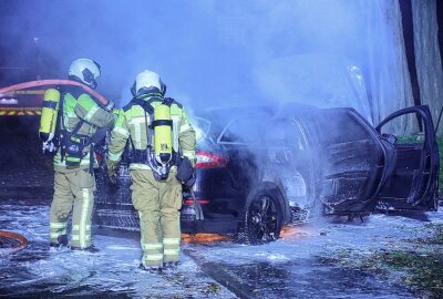 Brandstiftung: Geparkter PKW steht in Flammen - In der Nacht auf Sonntag brannte ein geparkter PKW komplett aus. Foto: Roland Halkasch
