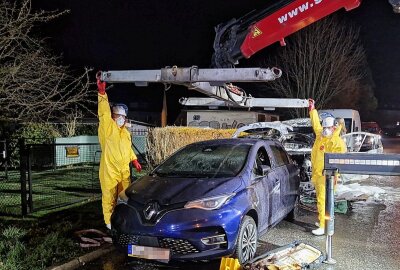 Brandstiftung in Chemnitz: Zwei Autos komplett zerstört - Es wird wegen Brandstiftung ermittelt. Es werden weitere Zeugen gesucht, denen dort vergangene Nacht Personen oder Fahrzeuge aufgefallen sind. Foto: Harry Härtel