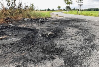 Brandstiftung in Leipzig? Gestohlener PKW brennt vollständig aus - Am Feldrand abgestellten PKW VW Polo wurde in Brand gesetzt. Anke Brod