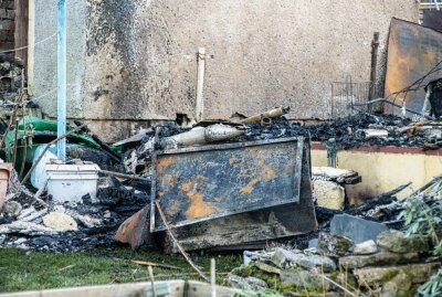 Brandstiftung in Limbach-Oberfrohna: Gartenlauben brennen nieder - In Limbach-Oberfrohna brannten zwei Gartenlauben. Foto: André März