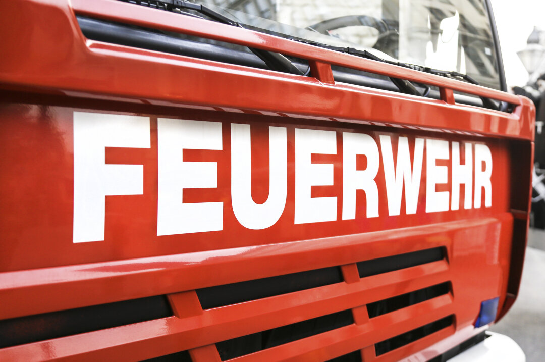 Brandstiftung in Plauen: Feuerwehr eilt von Brand zu Brand - In beiden Wohnhäusern wurde brennbares Material entzündet.