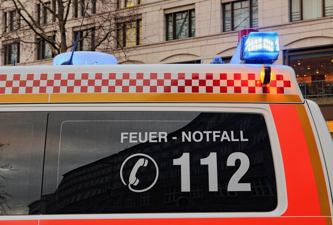 Brandstiftung in Zittau: Unbekannte setzen Postfahrzeug in Flammen - Ein Postauto geriet in Zittau in Flammen. Symbolbild. Foto: Getty Images/iStockphoto/Lux_D