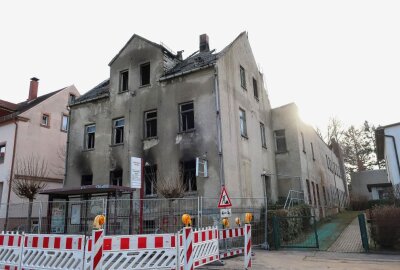 Brandstiftung: Jugendliche unter Tatverdacht! - Das Gebäude an der Waldenburger Straße gilt nun als einsturzgefährdet. Foto: A. Büchner