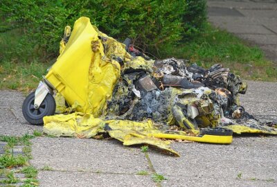 Brandstiftung: Mehrere Mülltonnen standen in Flammen - In Leipzig-Paunsdorf wurden elf Mülltonnen, zudem ein Papier- und ein Kleidercontainer in Brand gesetzt. Foto: Anke Brod