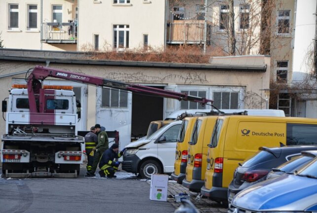 Brandstiftung: Postautos in Leipzig abgebrannt - In Leipzig brannten Postautos. Foto: Anke Brod