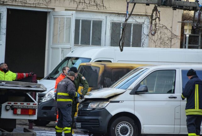 Brandstiftung: Postautos in Leipzig abgebrannt - In Leipzig brannten Postautos. Foto: Anke Brod