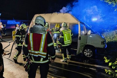 Brandstiftung: Wohnmobil brennt lichterloh in Reumtengrün - In Reumtengrün brannte ein Wohnmobil - Brandstiftung ist nicht auszuschließen. Foto: David Rötzschke