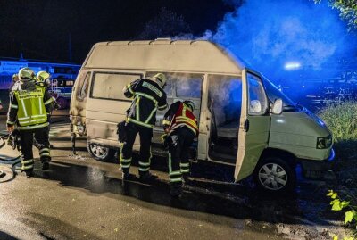 Brandstiftung: Wohnmobil brennt lichterloh in Reumtengrün - In Reumtengrün brannte ein Wohnmobil - Brandstiftung ist nicht auszuschließen. Foto: David Rötzschke