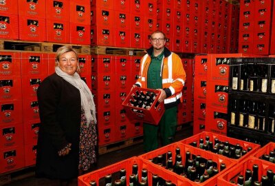 Brauerei in Gersdorf steht vor Herausforderungen - Brauerei-Chefin Astrid Peiker und Mitarbeiter Danny Bartscht.Foto: Markus Pfeifer