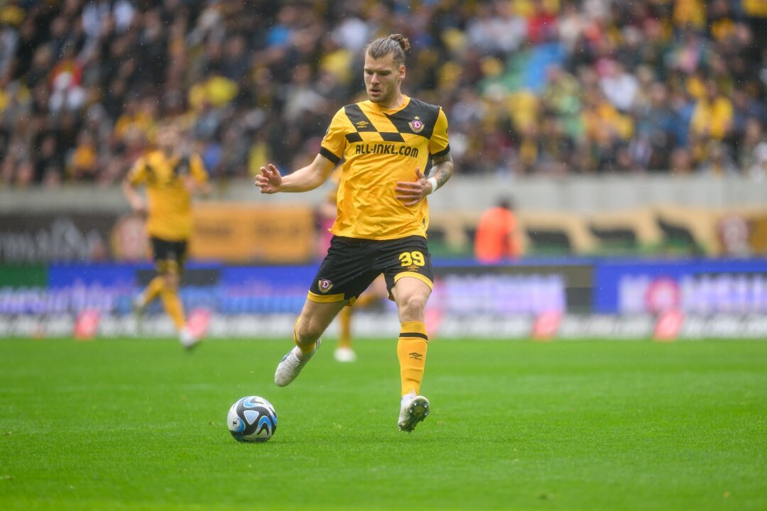 Braunschweig holt Ehlers aus Dresden - Dynamos Kevin Ehlers spielt den Ball.