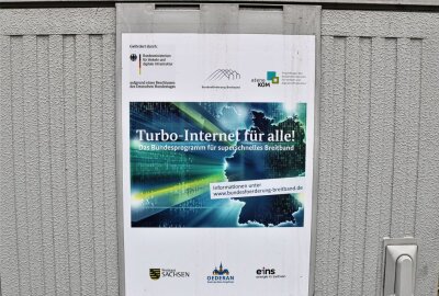 Breitbandausbau wird in Breitenau fortgesetzt - Turbo-Internet für alle - Diese Ankündigung, die auf Schaltkästen in Breitenau zu lesen ist, wird nun in die Praxis umgesetzt. Foto: Knut Berger