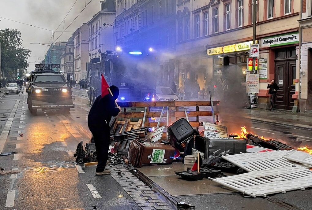 Brennende Barrikaden nach der Demonstration in Leipzig Foto: Daniel Unger