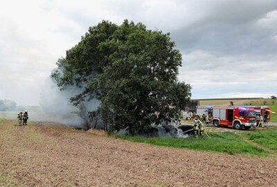 Brennende Strohballen in Grumbach: Tatverdächtiger gestellt - Die Feuerwehren konnten Schlimmeres verhindern. Foto: Roland Halkasch