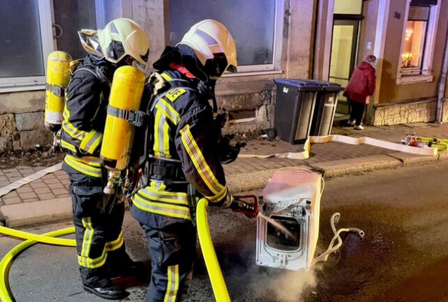 Brennende Waschmaschine sorgt für Feuerwehreinsatz in Aue - Auf der Schneeberger Straße in Aue brannte heute eine Waschmaschine. Foto: Daniel Unger