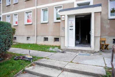 Brennender Kinderwagen im Treppenhaus: Kind verletzt  - Ein Kind ist bei einem Feuer in einem Wohnblock in Grossschoenau verletzt worden. Foto: xcitepress/Thomas Baier