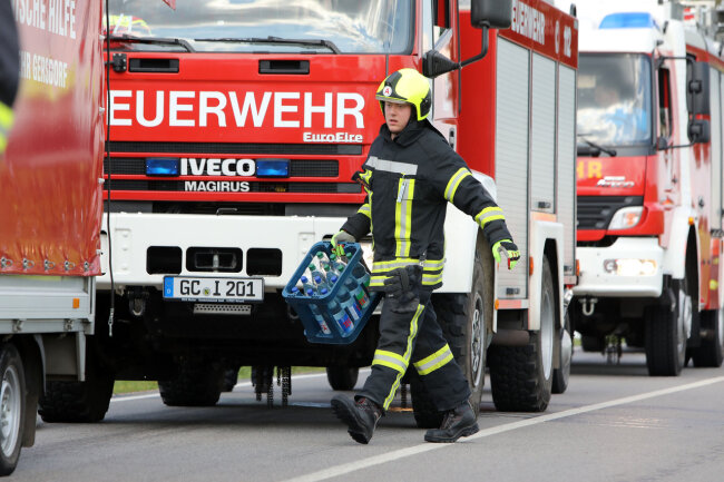 Brennender Kleinbus zwischen Oberlungwitz und Lichtenstein - Möglicherweise ist ein technischer Defekt die Brandursache.