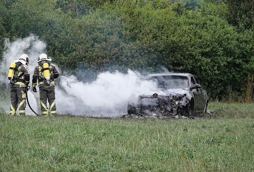 In Klipphausen brannte ein Auto nahe eines Feldes. Foto: Roland Halkasch