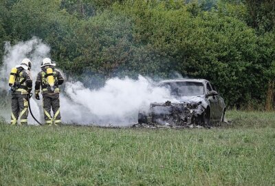Brennender PKW: Feuerwehr verhindert Brand auf Feld - In Klipphausen brannte ein Auto nahe eines Feldes. Foto: Roland Halkasch