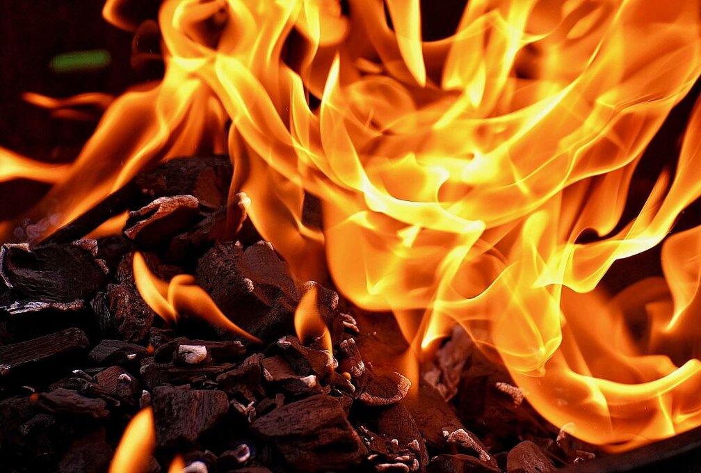 Brennender PKW setzt Umgebung in Brand - Das Feuer entzündete noch ein weiteres Auto sowie einen Baum und einen Zaun. Symbolbild. Foto: Alexas_Fotos/pixabay