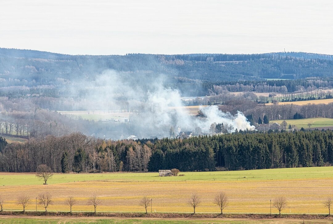 Brennender Unterstand: Feuer in Westsachsen löst Großeinsatz der Feuerwehr aus - Ein Unterstand brach in Hirschfeld in Flammen aus. Foto: Andre März
