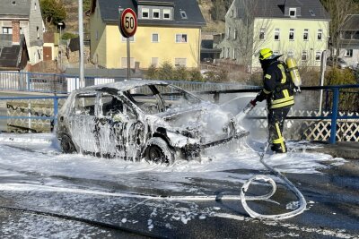 Brennendes Auto rollt in Schneeberg die Straße hinab! - Das ausgebrannte Auto kam vor der Kreuzung zum stehen. Foto: Daniel Unger