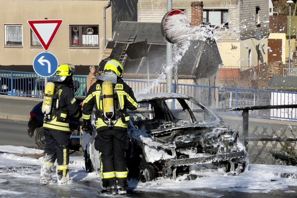 Brennendes Auto rollt in Schneeberg die Straße hinab! - Das ausgebrannte Auto kam vor der Kreuzung zum stehen. Foto: Daniel Unger