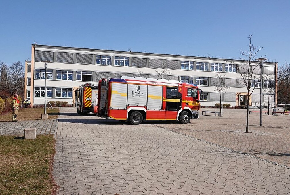 Brennendes Klassenzimmer in Dresden: Ein Grundschüler verletzt - Am Montagvormittag mussten Grundschüler aufgrund eines brennenden Bücherregals evakuiert werden. Foto: Roland Halkasch
