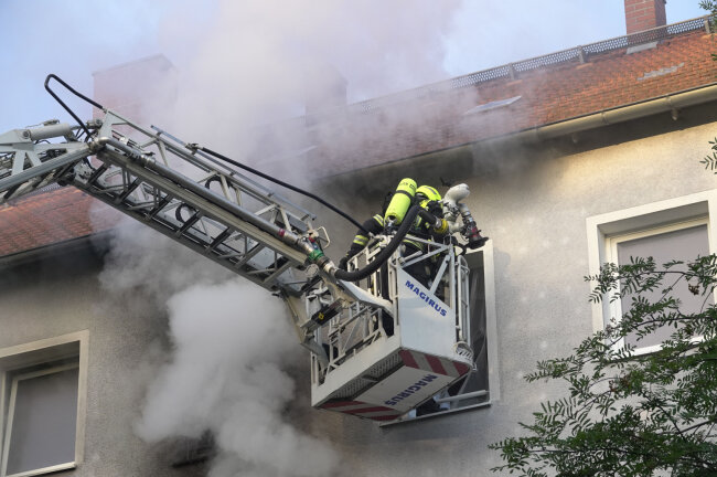 Brennendes Mehrfamilienhaus: Vier Verletzte und geretteter Hund - Gegen halb sieben hatte die Feuerwehr den Brand in dem Mehrfamilienhaus gelöscht.