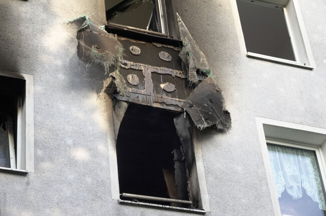 Brennendes Mehrfamilienhaus: Vier Verletzte und geretteter Hund - Gegen halb sieben hatte die Feuerwehr den Brand in dem Mehrfamilienhaus gelöscht.