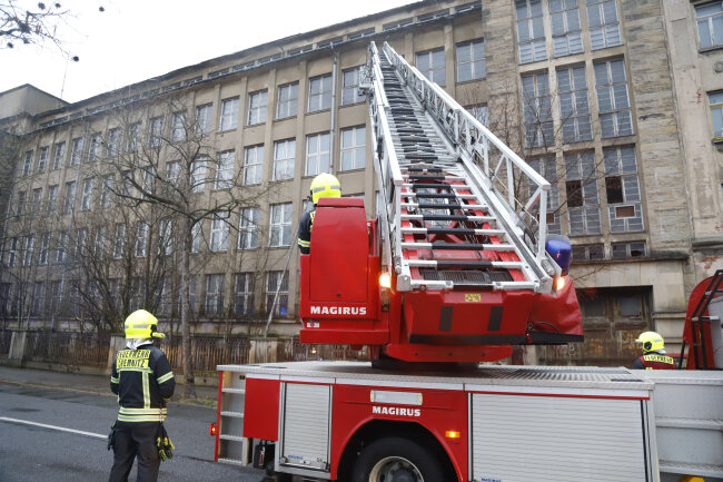 Brennendes Papier in Tonne sorgt für Polizei- und Feuerwehreinsatz - 