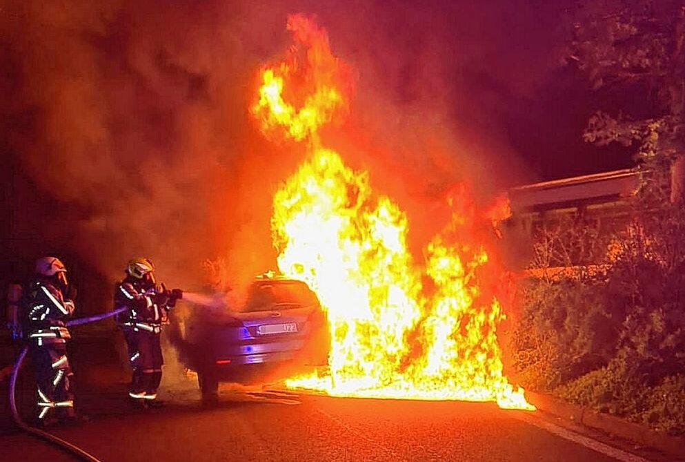 Brenzliche Situation auf Wüstenbrander Parkplatz: PKW in Flammen - Heftige Flammen lodern an dem Auto. Foto: Andreas Kretschel