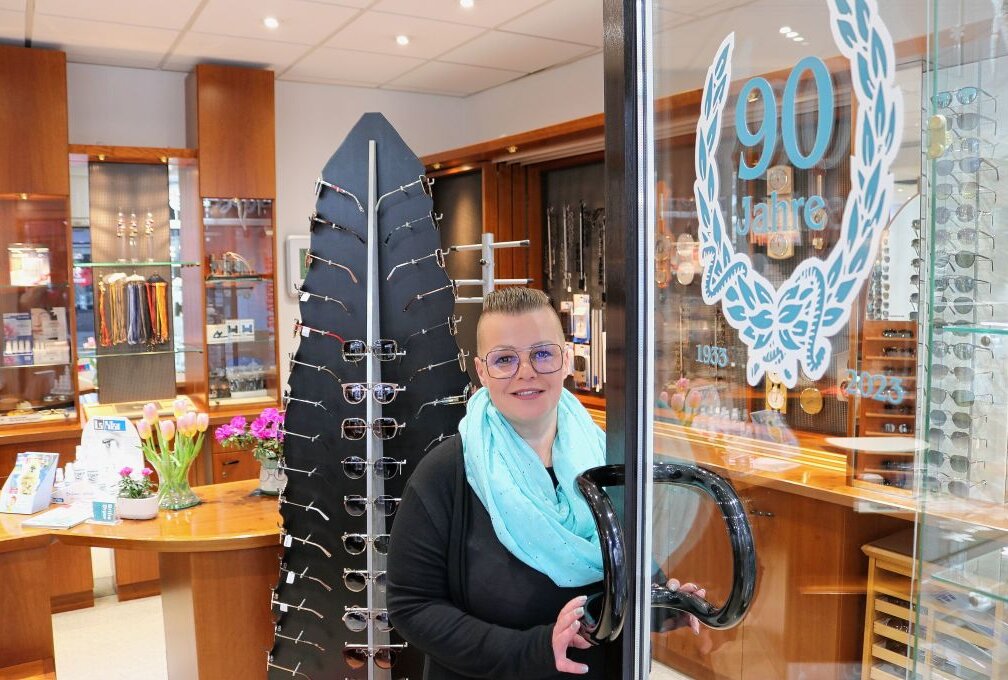 "Brille Beyer" in Zwickau feiert den "90." -  Susanne Haas freut sich über den 90. Geburtstag von "Brille Beyer"  Foto: Ludmila Thiele