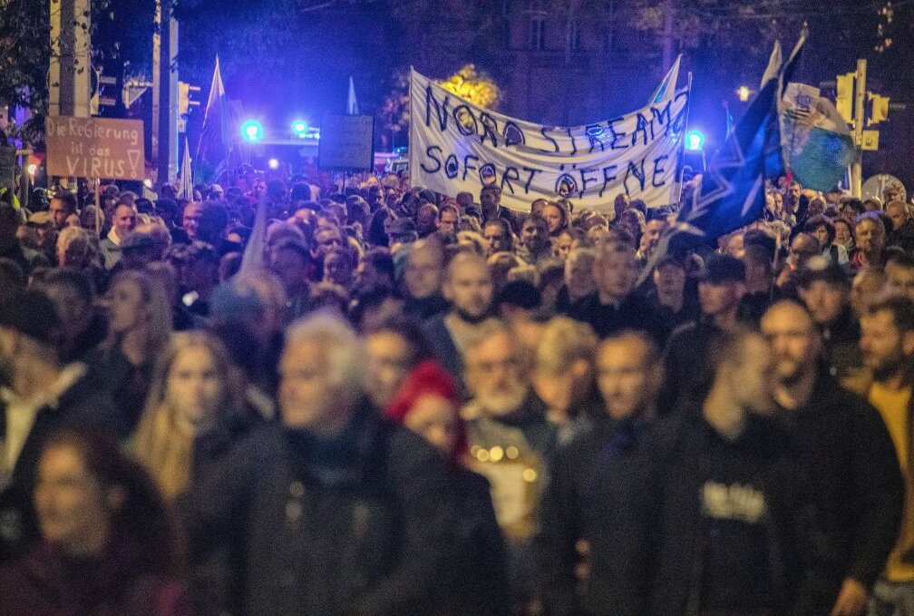 Brisante Stimmung bei Demonstrationen am Montagabend in Leipzig - In Leipzig waren am Montagabend wieder tausende Menschen auf den Innenstadtring und demonstrieren gegen die Energiekrise. Foto: B&S/Bernd MŠrz