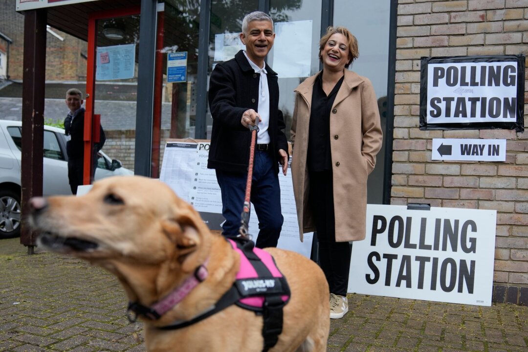 Briten nehmen ihre Hunde mit zum Wählen - Londons Bürgermeister Sadiq Khan kommt mit seiner Frau Saadiya Ahmed und dem gemeinsamen Hund zur Stimmabgabe.