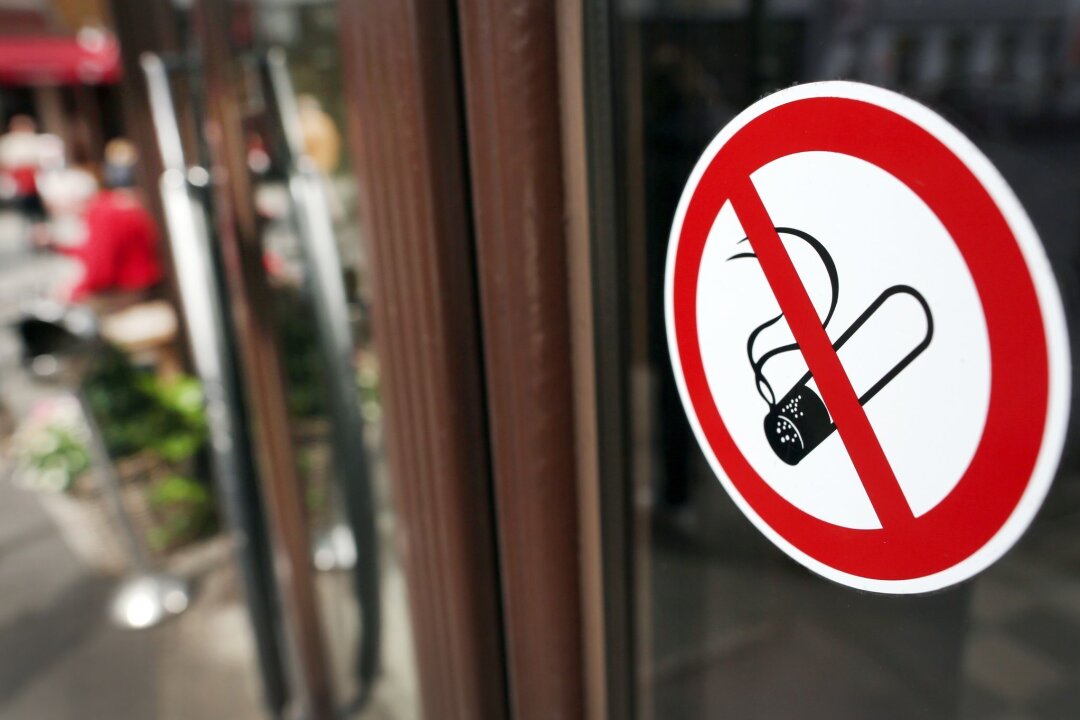 Britische Regierung geht Zigarettenverbot an - In Großbritannien diskutiert man ein umstrittenes Rauchverbot. Das Vorhaben von Premierminister Sunak führt auch zu innerparteilichen Streitigkeiten.