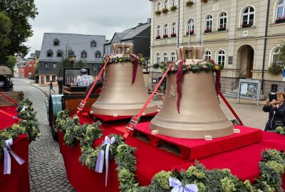 Bronzeglocken feierlich geweiht - Die neuen Glocken der Niederzwönitzer am vergangenen Sonntag auf ihrer Reise durch die Stadt. Foto: Carsten Wagner
