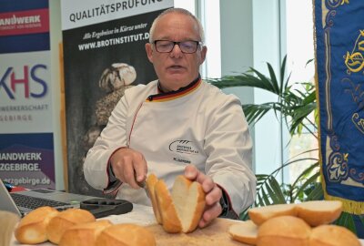 Brot und Brötchen werden Qualitätsprüfung unterzogen - Michael Isensee vom Deutschen Brotinstitut schaut als Prüfer bei der Brot- und Brötchenqualitätsprüfung der Bäckerinnung Erzgebirge genau hin. Foto: Ralf Wendland