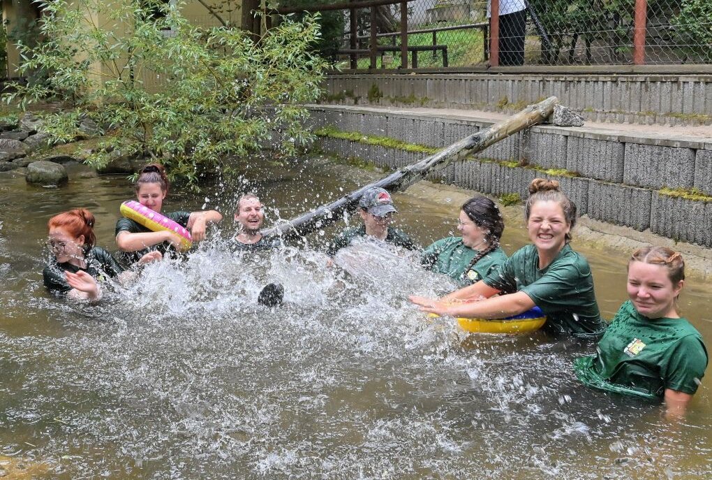 Bruce und Li hatten Badegäste - Das Team im Zoo der Minis hat sich der Teich-Challenge gestellt. Foto: Ralf Wendland